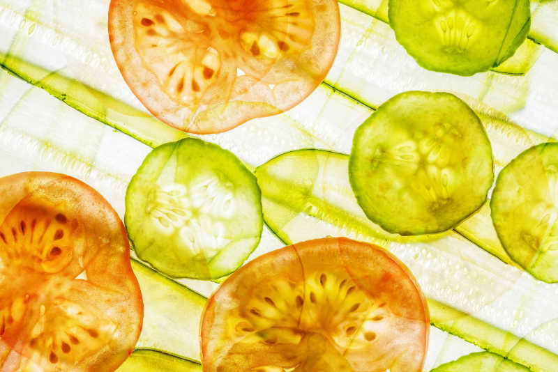 艺术背景下的西红柿和黄瓜切片