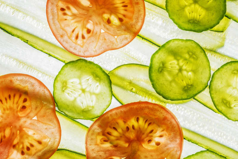 有机黄瓜和西红柿切片