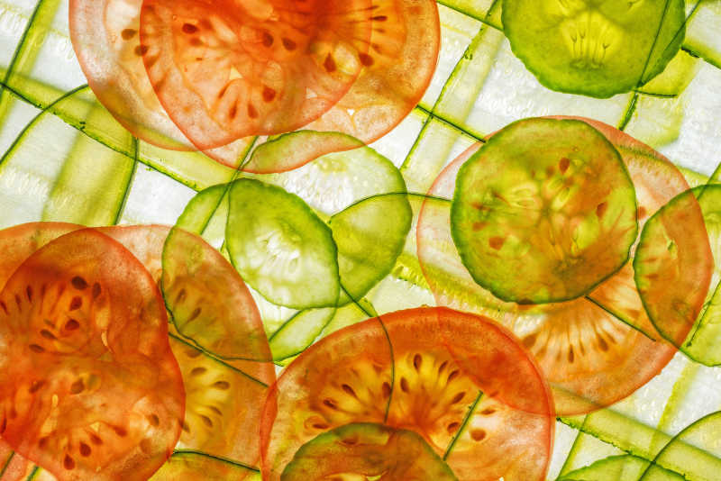 切开的黄瓜和番茄片