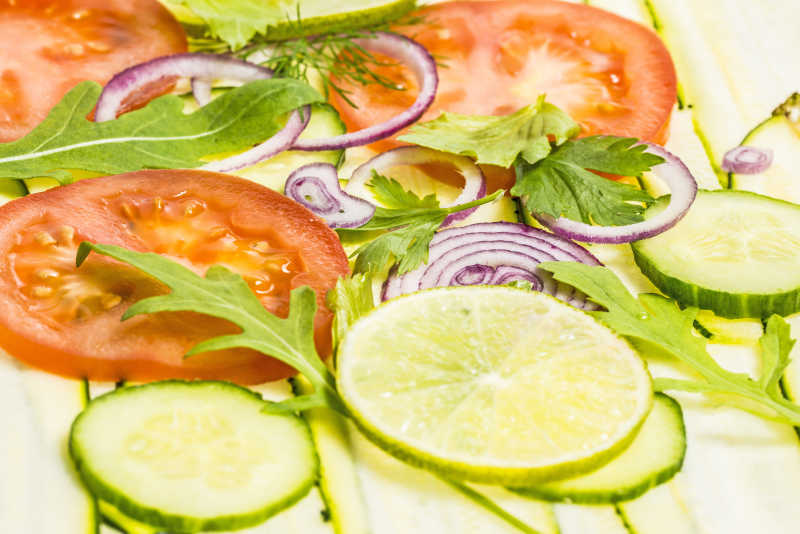 白色背景种类丰富的蔬菜切片