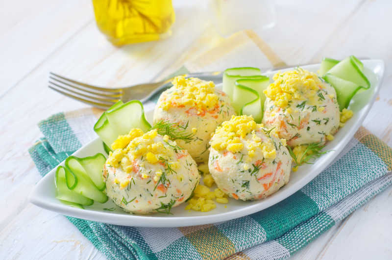 盘子里的奶酪球