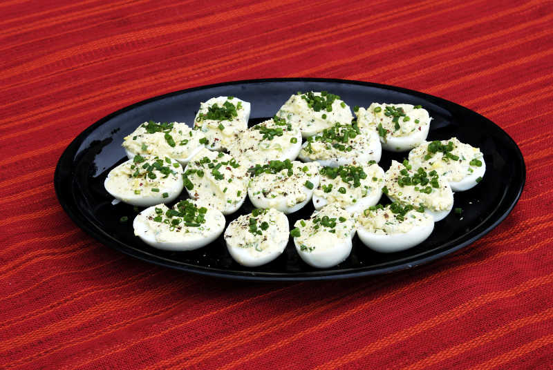 盘子里的酿馅鸡蛋