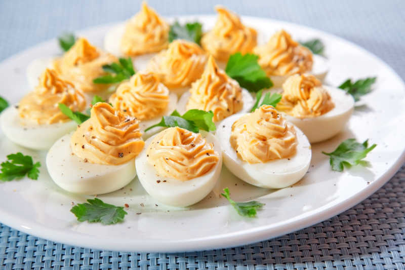 芥末和蛋黄在盘子