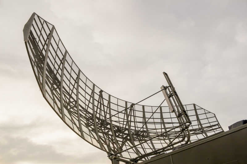 天空下的雷达预警系统