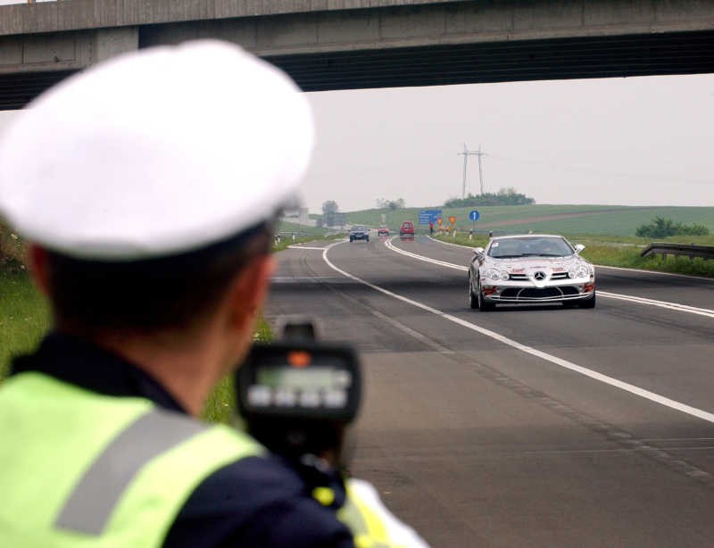 警察在高速公路上用雷达测速