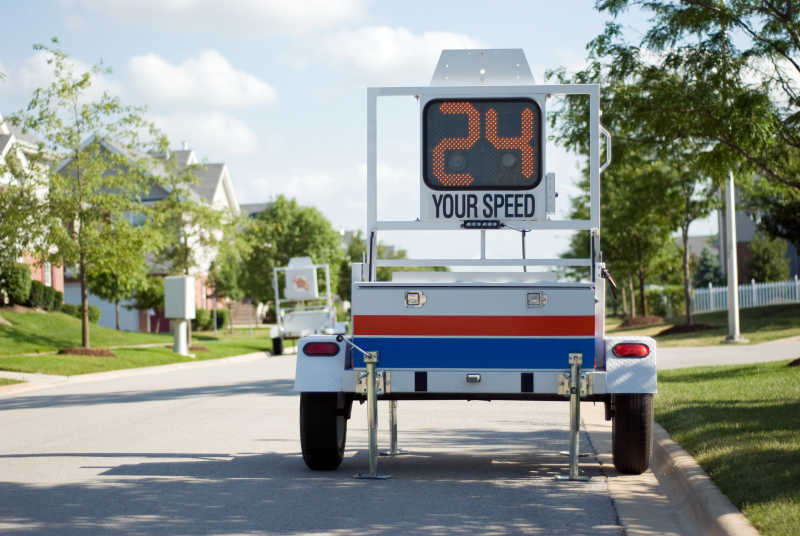 带有LED标志的警方移动雷达测速的拖车