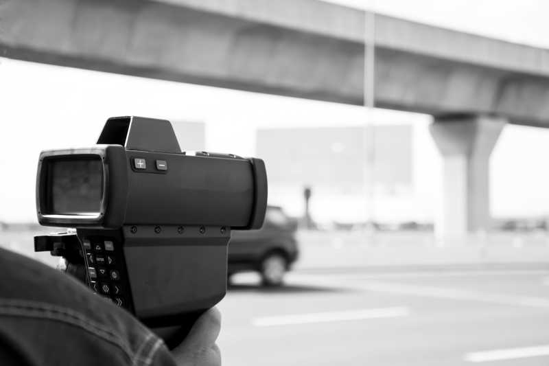 用雷达枪捕捉超速驾驶者