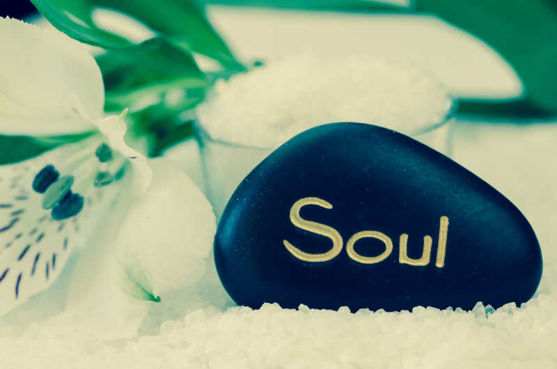 白色的海盐和黑色的熔岩石