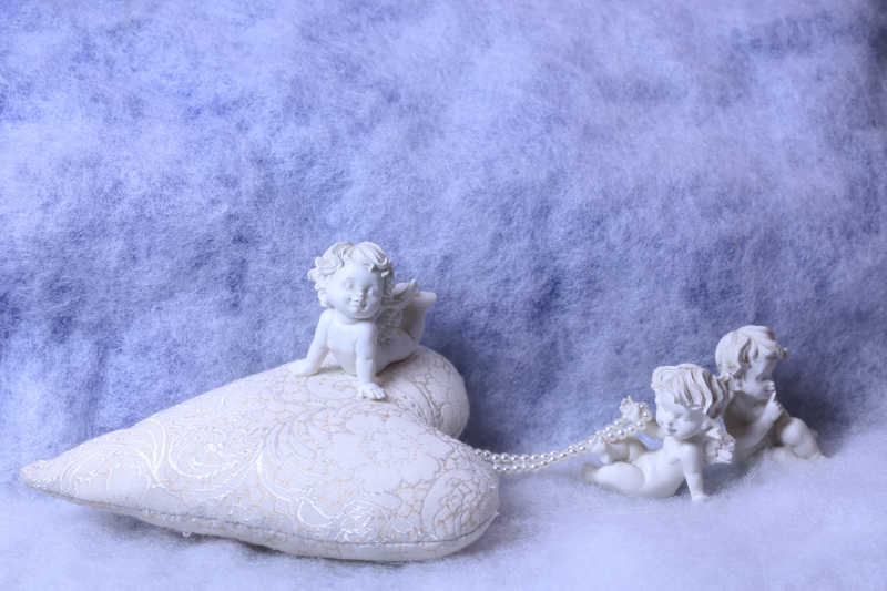 美丽的深情的丘比特天使雕像