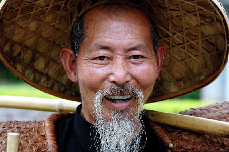 戴着草帽的中国老人
