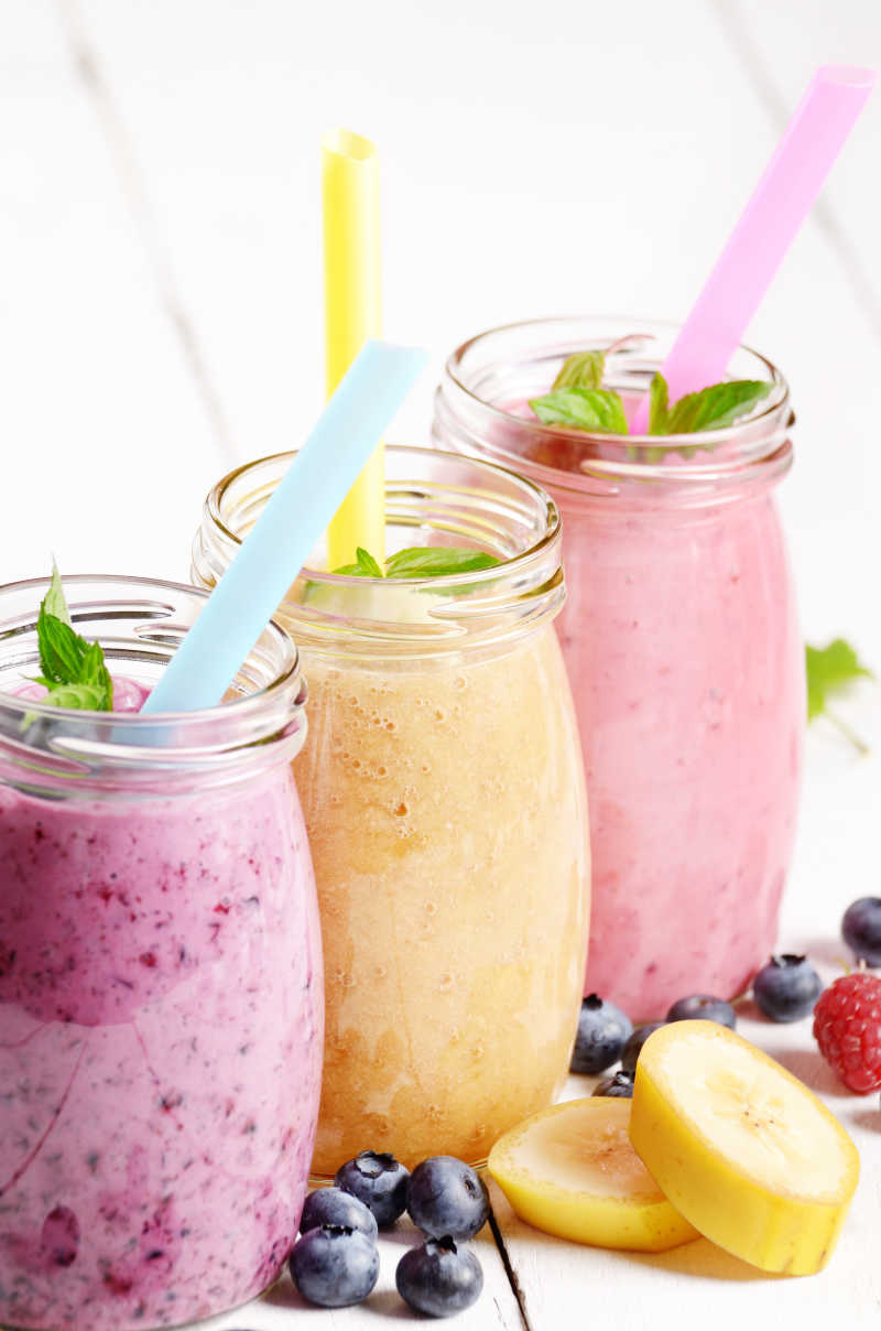 梅森罐子里的什锦水果奶昔