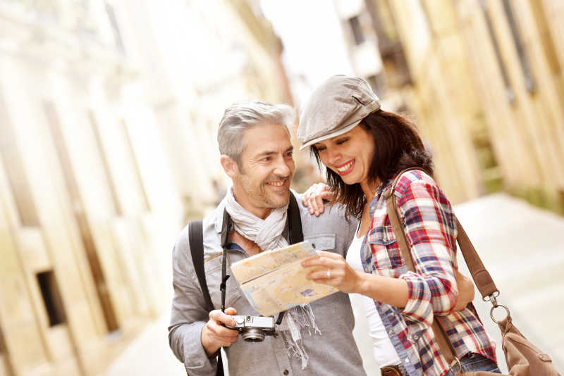 快乐情侣看地图