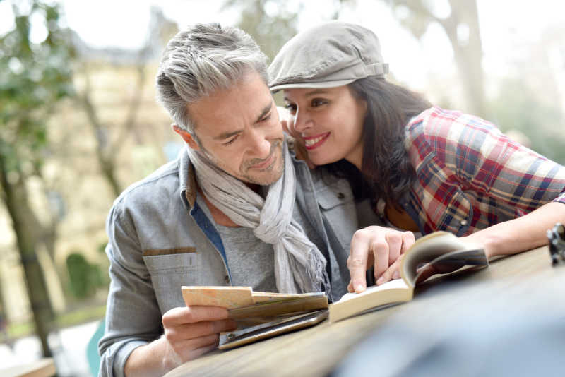 城里的几个游客在看城市导游