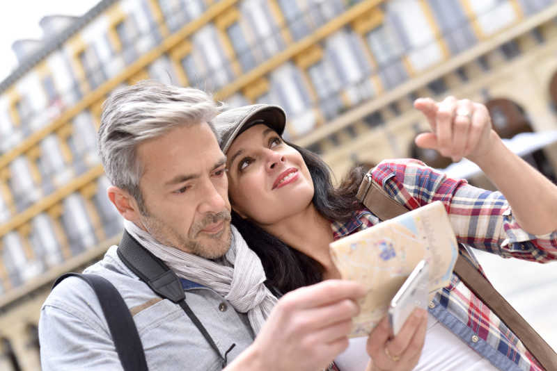 几个游客在古迹上看地图