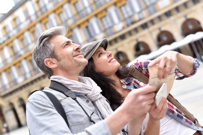 两个游客在古迹上看地图