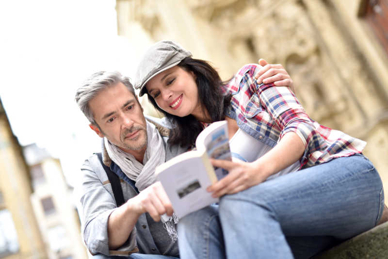 看导游的两个游客