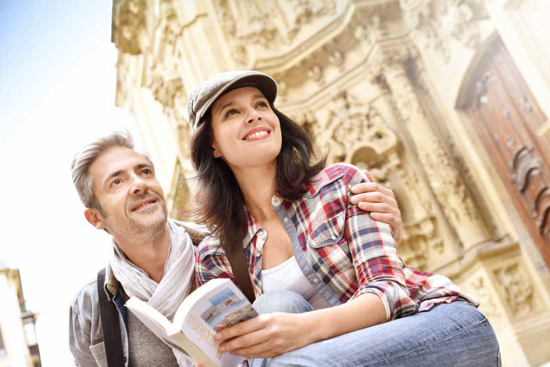 在西班牙享受城市旅游的一对夫妇