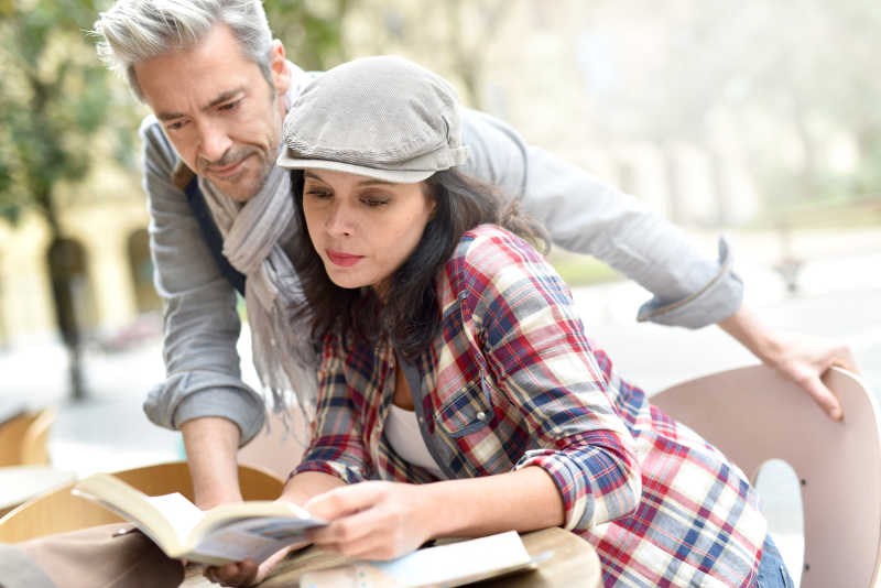 城里的两个游客在看城市导游