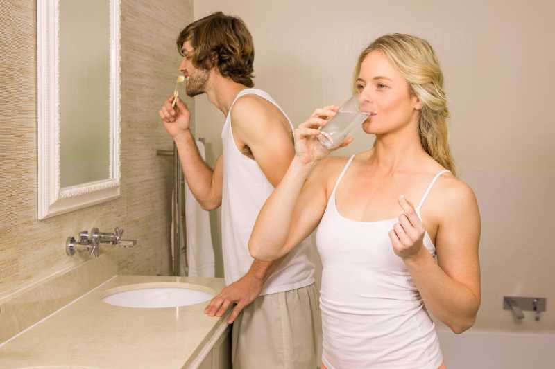 年轻情侣一起在浴室刷牙