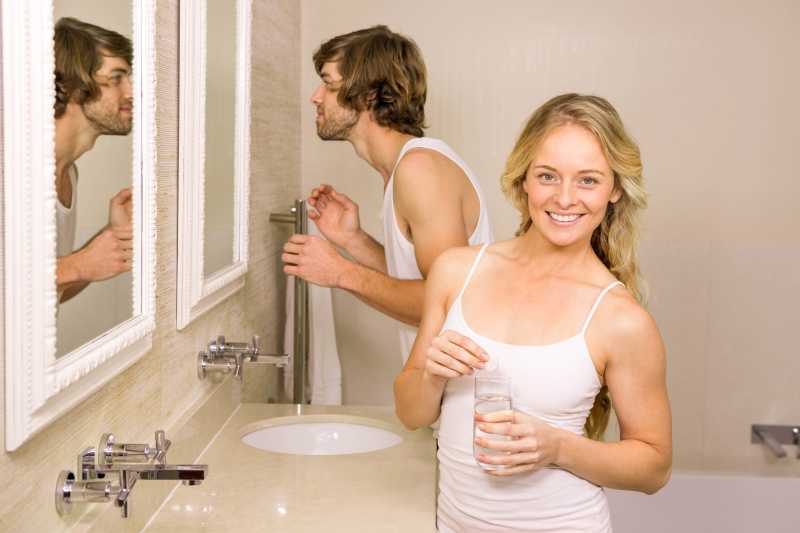 浴室中洗漱的年轻情侣