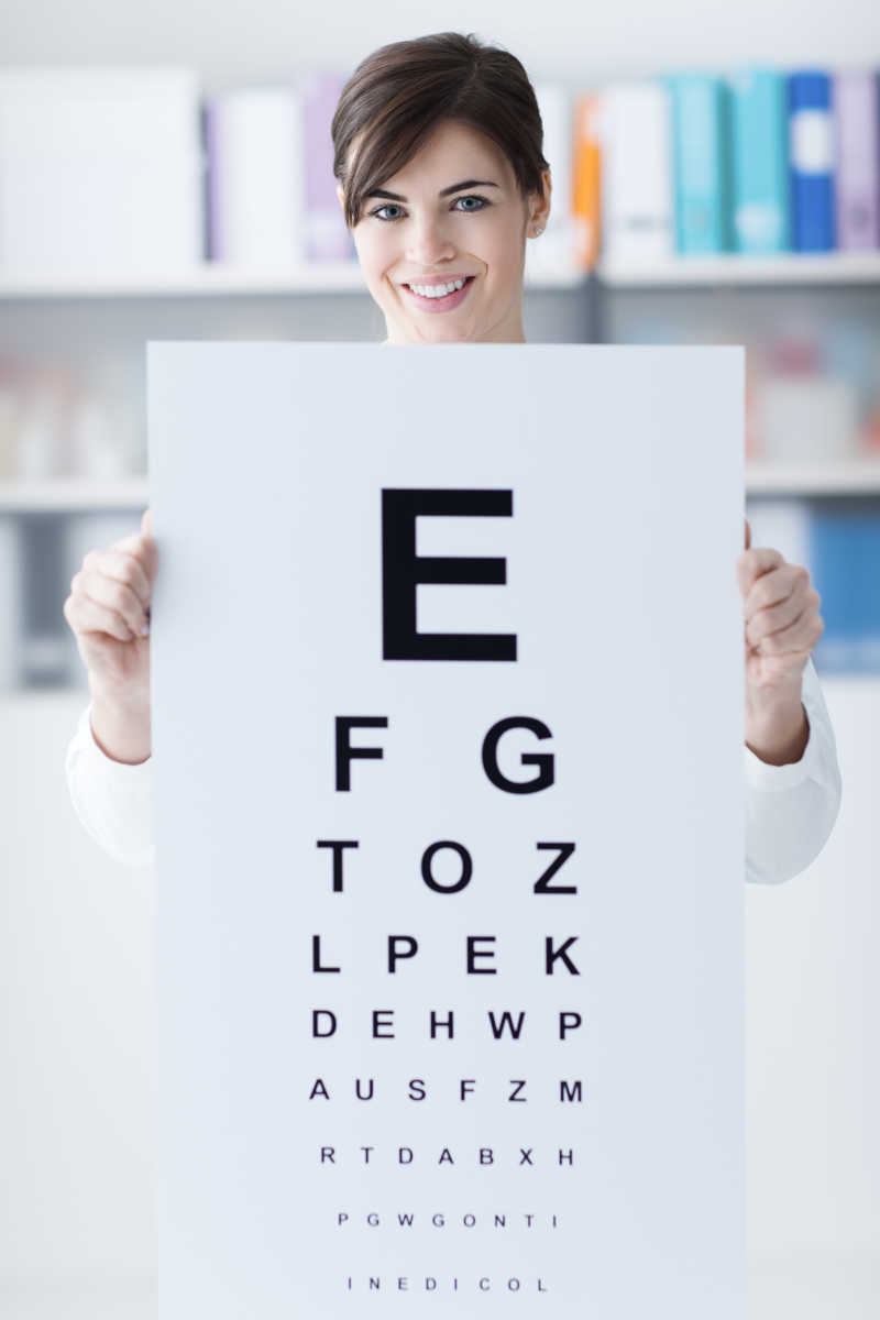 女医生医生拿着白色视力表