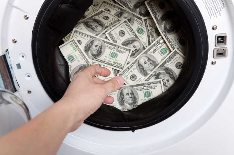 在洗衣机桶内的美元纸币
