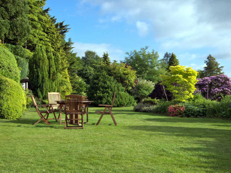 花园草地上的餐桌椅