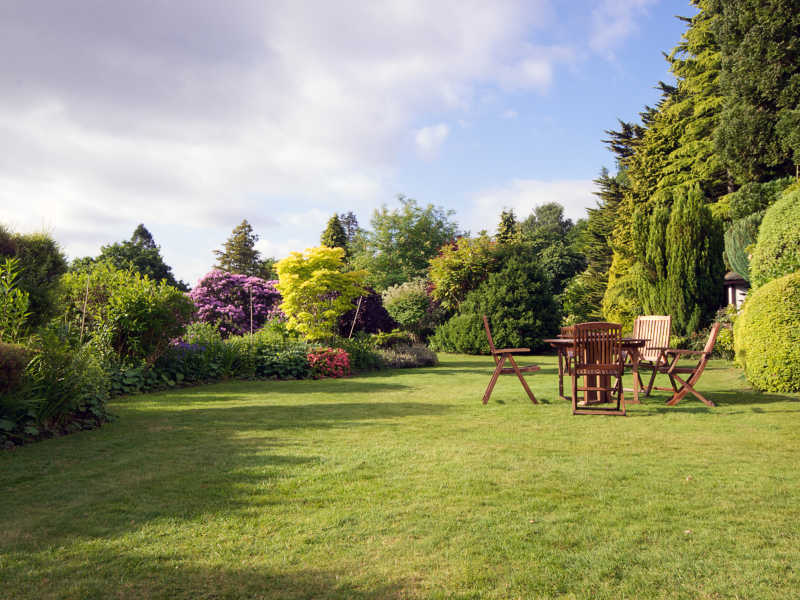 蓝天白云下 远景草地上的餐桌椅