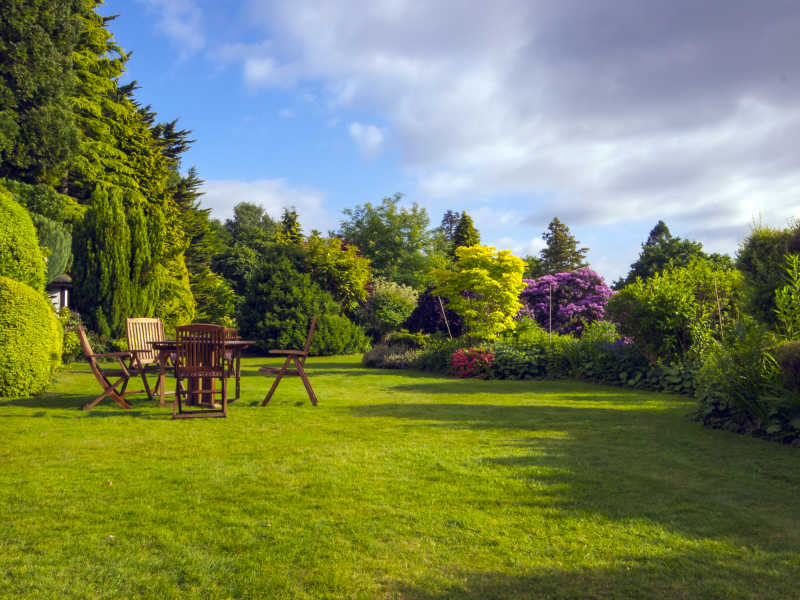 蓝天白云背景下草地上的桌椅