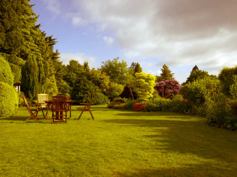 白云天空背景下草地上的餐桌椅