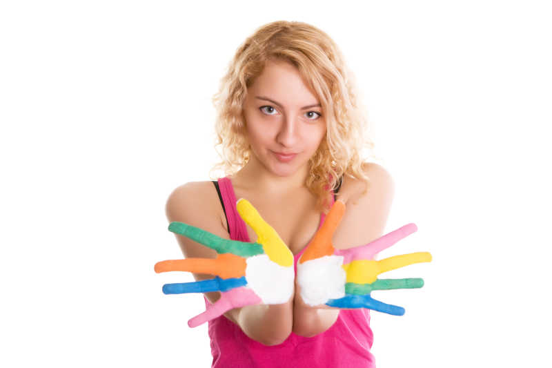 白色背景下双手涂满五颜六色颜料的美女