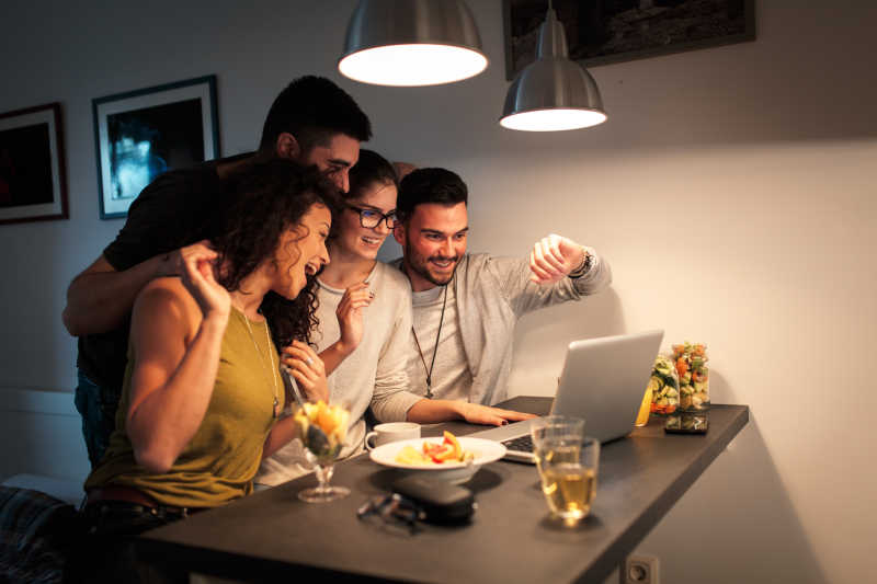 朋友们在开心的讨论笔记本上看到的内容