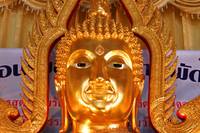 金色闪闪的佛像