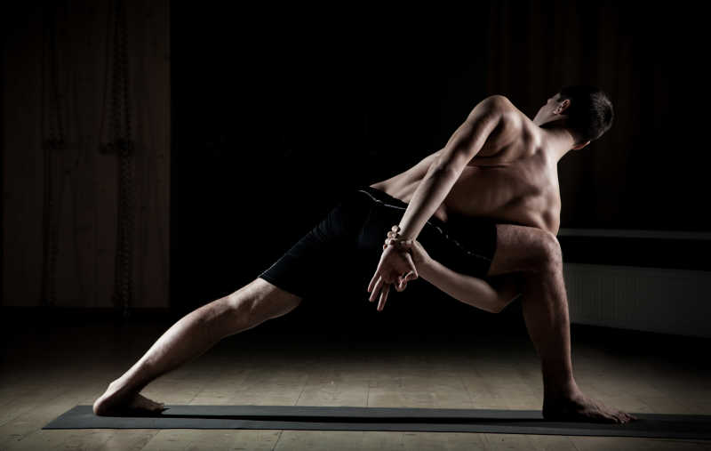 正在锻炼的男人