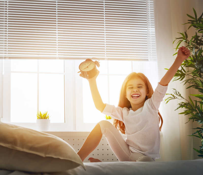 拿着闹钟的女孩