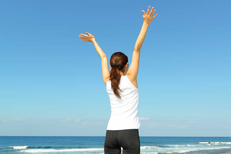 放松自在的美女