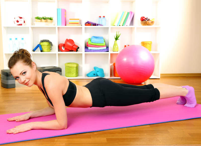 美女正在进行锻炼