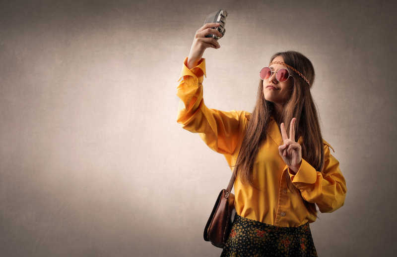 嬉皮女孩微笑自拍