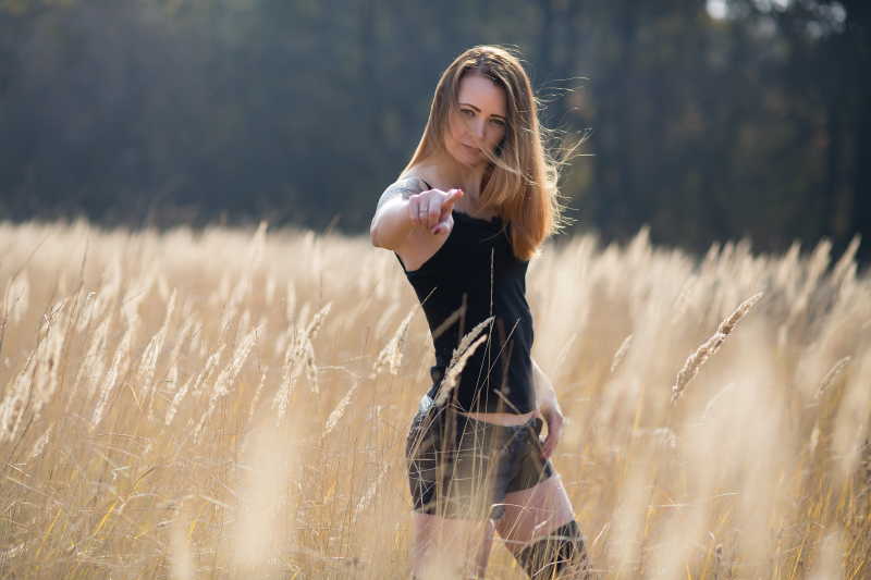 金色田野中的美女