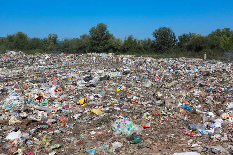 一大片乱扔的垃圾