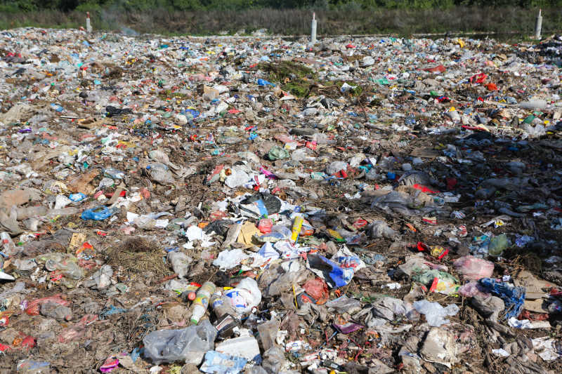 垃圾造成的大片环境污染