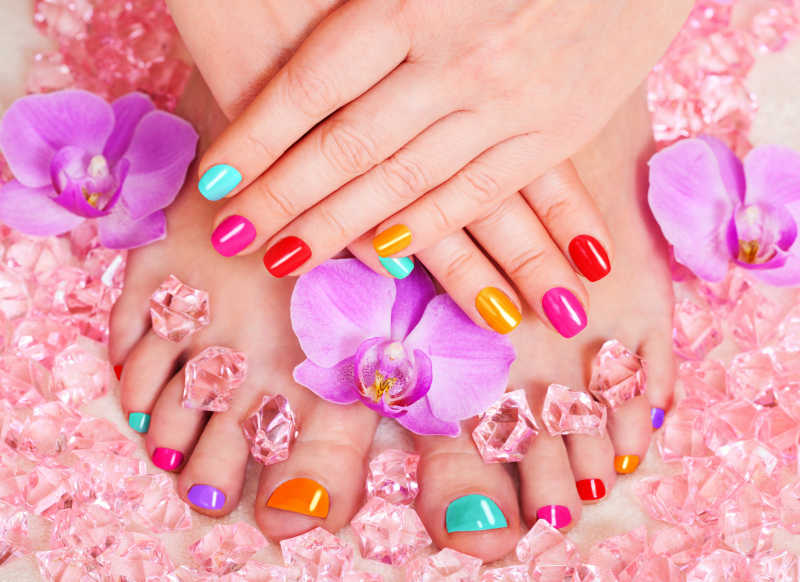 五颜六色的指甲和脚