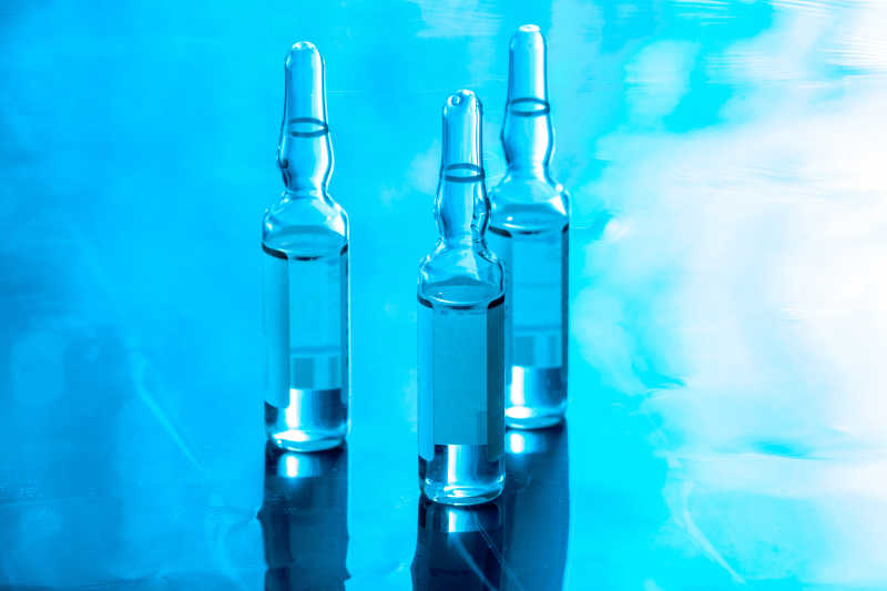 三个药剂瓶特写