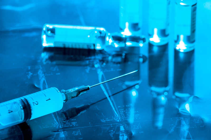 装有药剂的注射器和药剂瓶特写