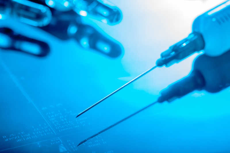 蓝色背景里的注射针管和药剂