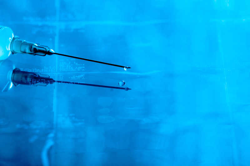 两个注射器针头特写