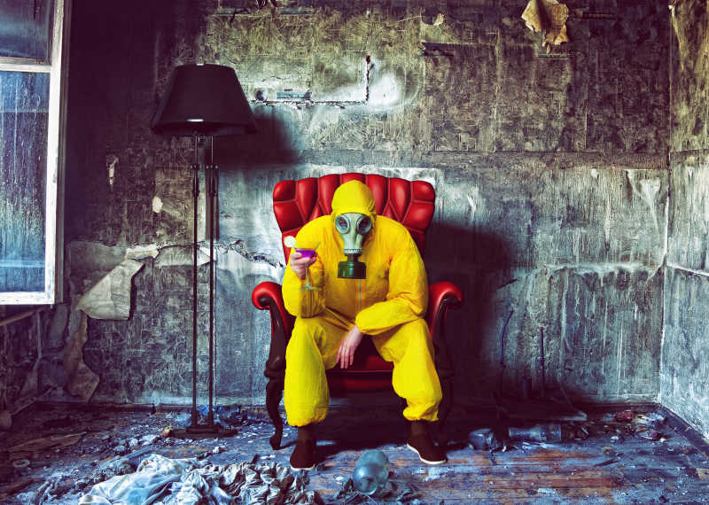 破旧房子里的装备齐全的人