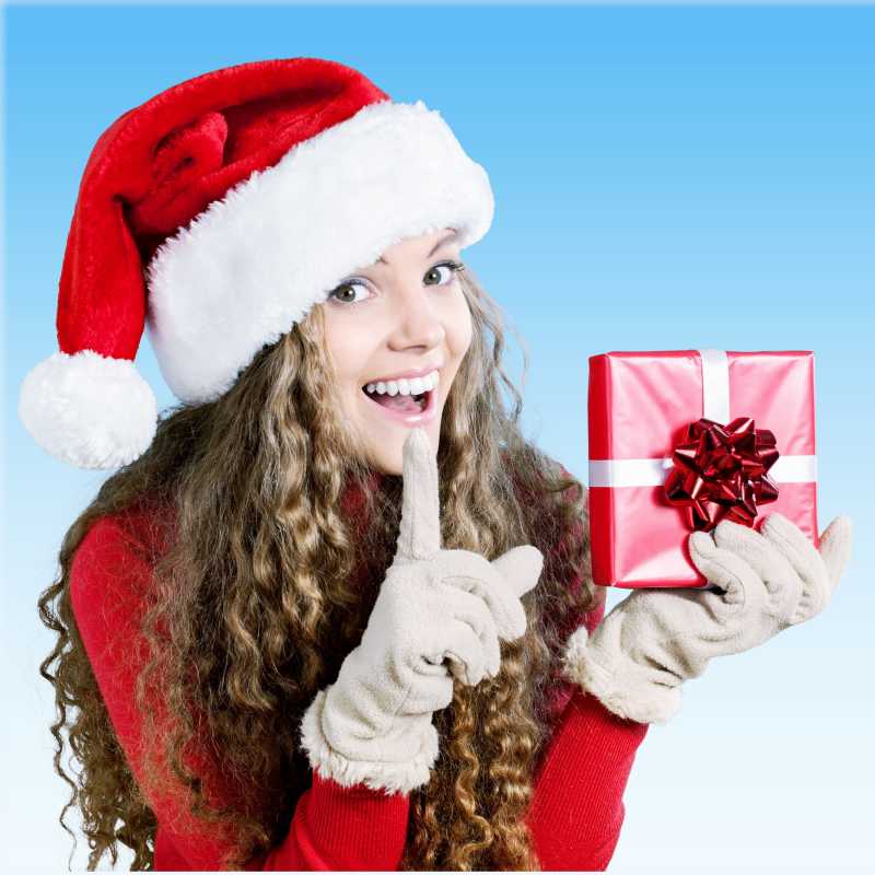 手拿圣诞节礼物的女子
