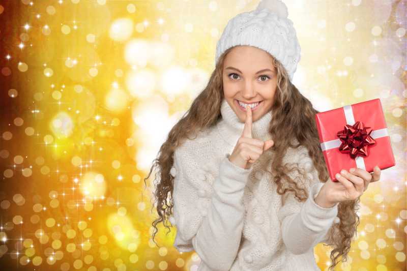 手拿有红色礼品盒的女子