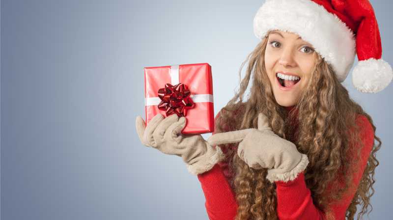 戴圣诞帽拿着圣诞礼物的女孩子